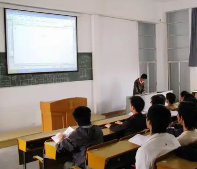 学生认真完成作业和展开五光十色的科普体育艺术阅览兴趣