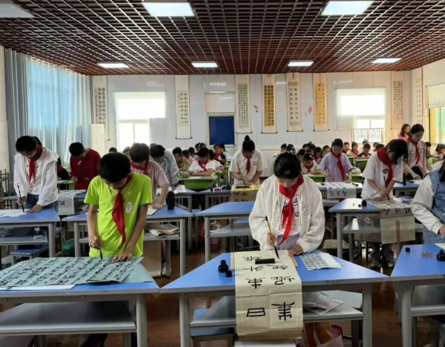 校园80%的学生参加了课后服务开设了十多种特色活动课程