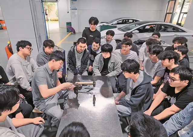 沿系统施行订单班定向班特色学徒制等多